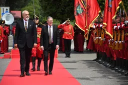 Kryeministri britanik vizitë në Shqipëri, pritet me ceremoni nga Rama