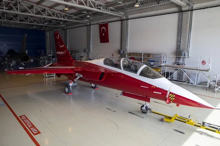 Түркияның оқу-жаттығу ұшағы «HÜRJET» «TEKNOFEST 2025» көрмесінде көздің жауын алды