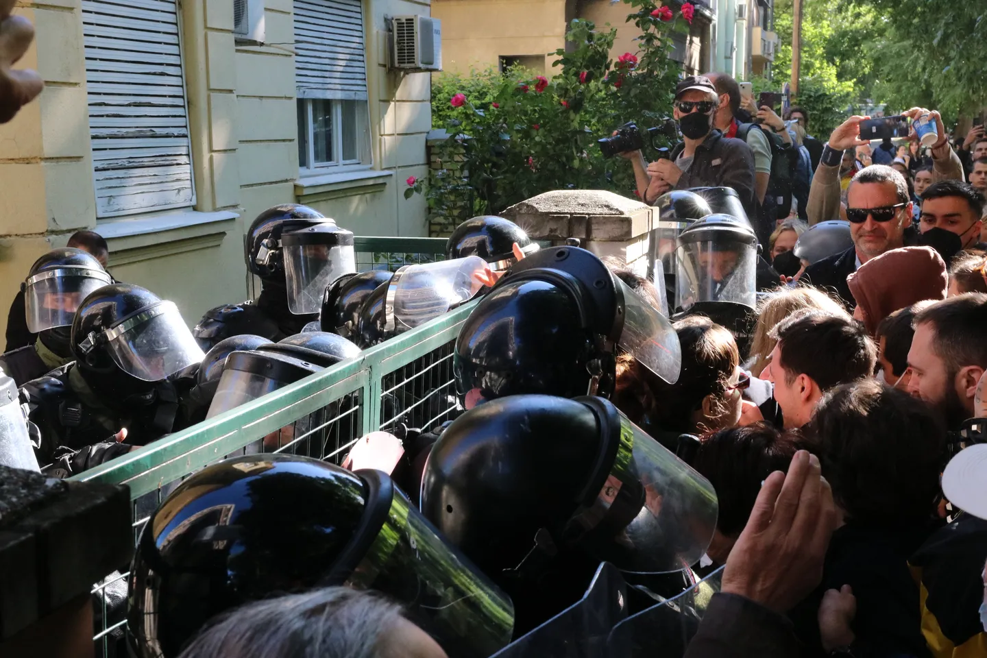 Srbija: Okršaj policije i demonstranata ispred suda u Novom Sadu