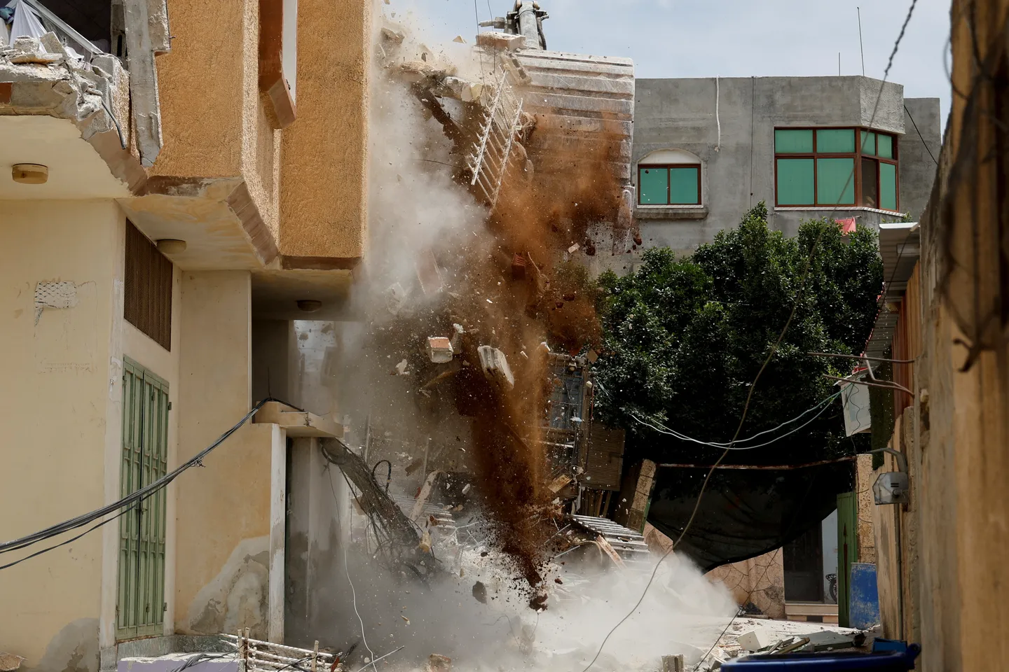 الاحتلال يغتال منفذ عملية ويعتقل ويصيب آخرين ومستوطنون يهاجمون فلسطينيين ومتضامنين بالضفة