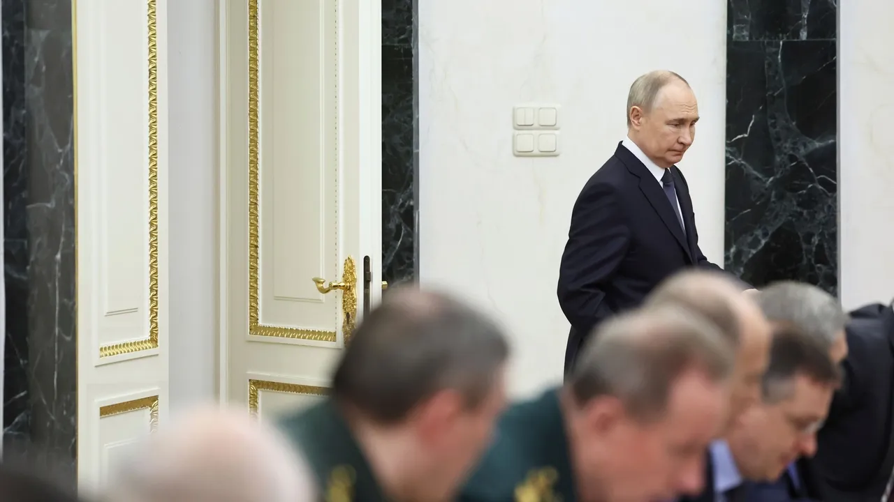 جلسه پوتین با مقامات روس در کرملین پیش از آغاز مذاکرات استانبول