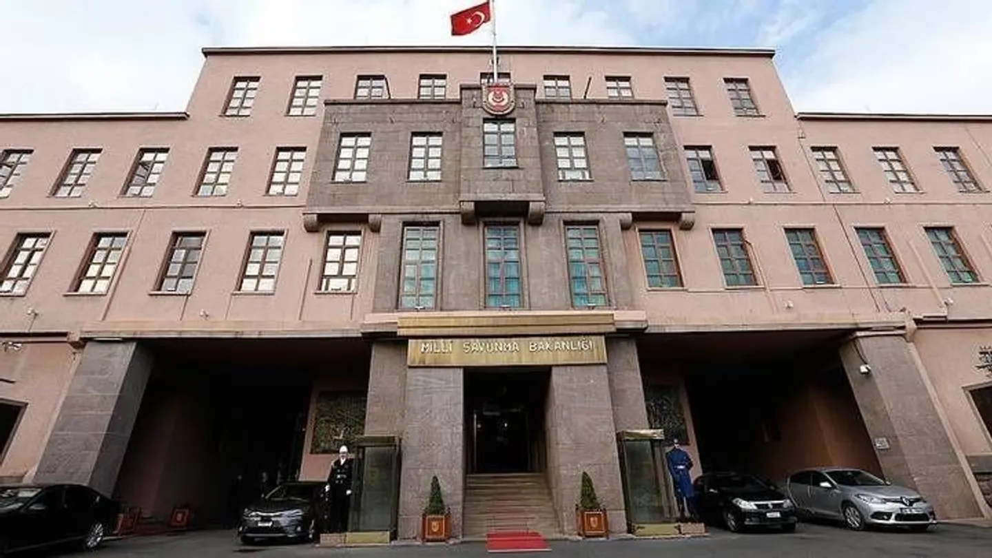 "الدفاع" التركية: نتابع عن كثب تنفيذ قرار PKK الإرهابي إلقاء السلاح