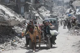 Palestinci napuštaju svoje domove nakon intenziviranih izraelskih napada na sjeveru Gaze