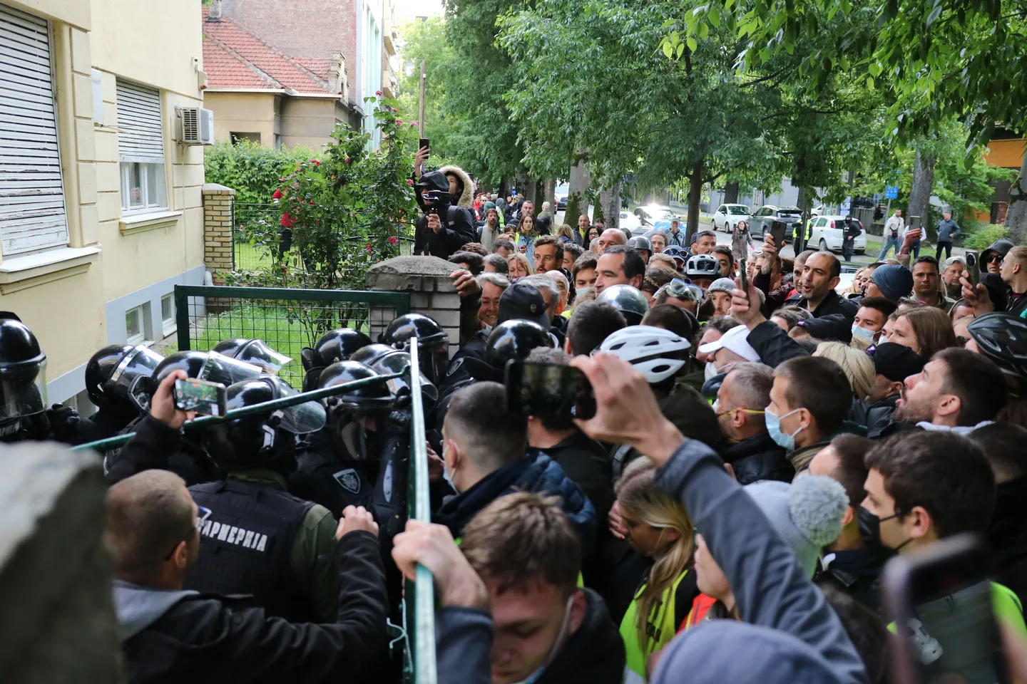 Srbija: Novi sukobi policije i demonstranata koji blokiraju zgradu suda u Novom Sadu