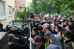 Srbija: Novi sukobi policije i demonstranata koji blokiraju zgradu suda u Novom Sadu