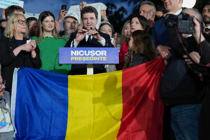 Candidatul prooccidental Nicușor Dan câștigă alegerile prezidențiale din România