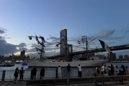 Un navire de la marine mexicaine heurte le célèbre pont de Brooklyn et fait des victimes