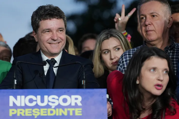 Neck-to-neck fight in Romania's presidential polls