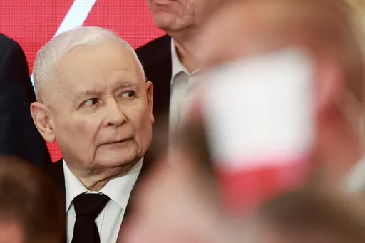 PiS stawia ultimatum. Morawiecki nie chce rezygnować z „Rozwoju Plus”