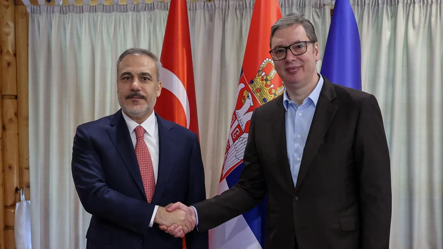 튀르키예 외무장관, 베오그라드에서 세르비아 대통령과 회담