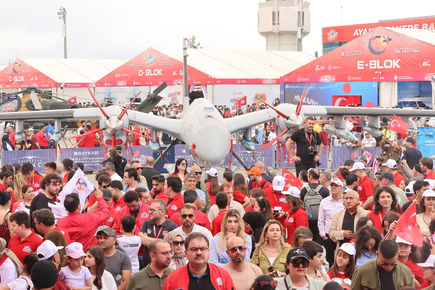 Demirgazyk kiprli müňlerçe türk, Lefkoşada geçirilýän TEKNOFEST sergisine gatnaşdy