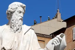 Les pompiers du Vatican installent une cheminée sur la chapelle Sixtine avant la prochaine conclave