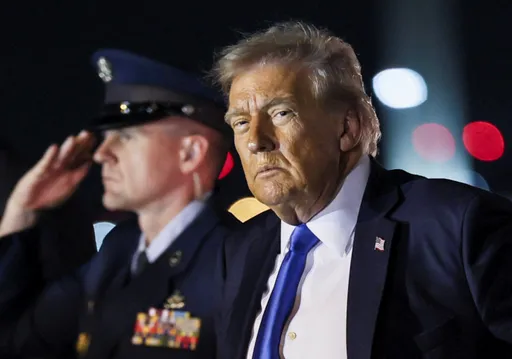 ترامپ ئىككى بايرامنى «غەلىبە كۈنى» دەپ ئۆزگەرتمەكچى