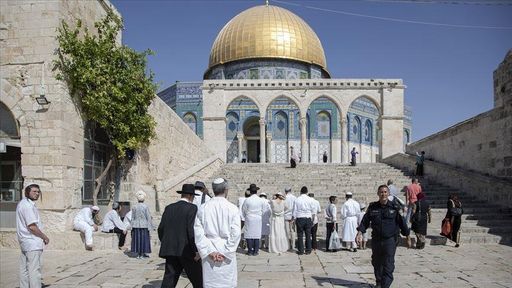 Kolonët e paligjshëm izraelitë bastisin Xhaminë Al Aksa në Kuds në ditën e pestë të Ramazanit
