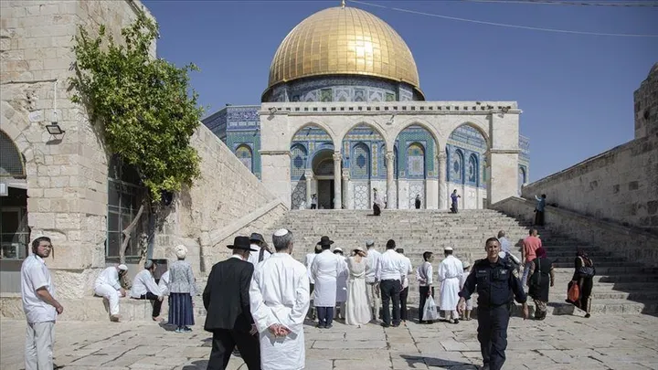 Kolonët e paligjshëm izraelitë bastisin Xhaminë Al-Aksa në Kuds në ditën e pestë të Ramazanit