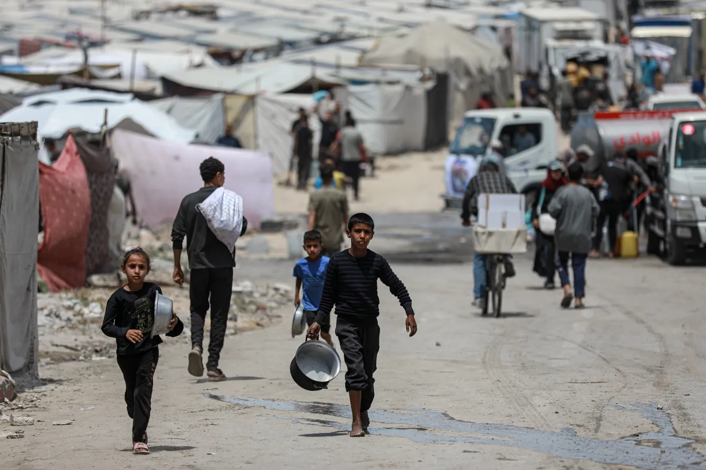 Israel autoriza ayuda humanitaria, pero limita ingreso a 5 camiones para 2,4 millones de personas