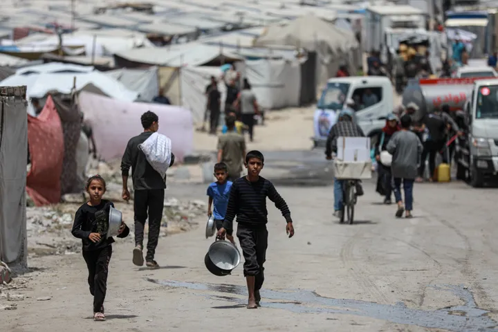 Israel autoriza ayuda humanitaria, pero limita ingreso a 5 camiones para 2,4 millones de personas