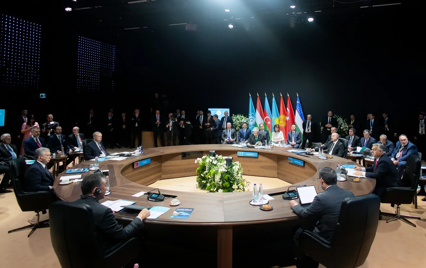 Presidenti Erdoğan takohet me liderët në Hungari