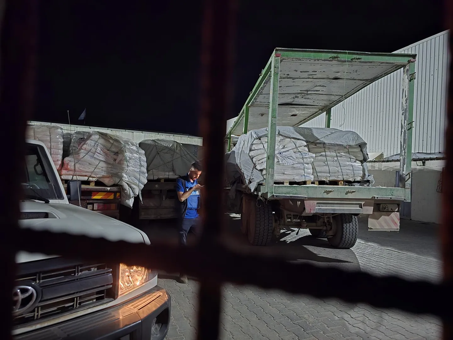 Kamionët e parë me ndihma humanitare hynë në Gaza pas 81 ditësh bllokadë