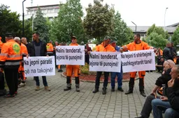 Punëtorët e "Pastrimit" në grevë para Komunës së Prishtinës