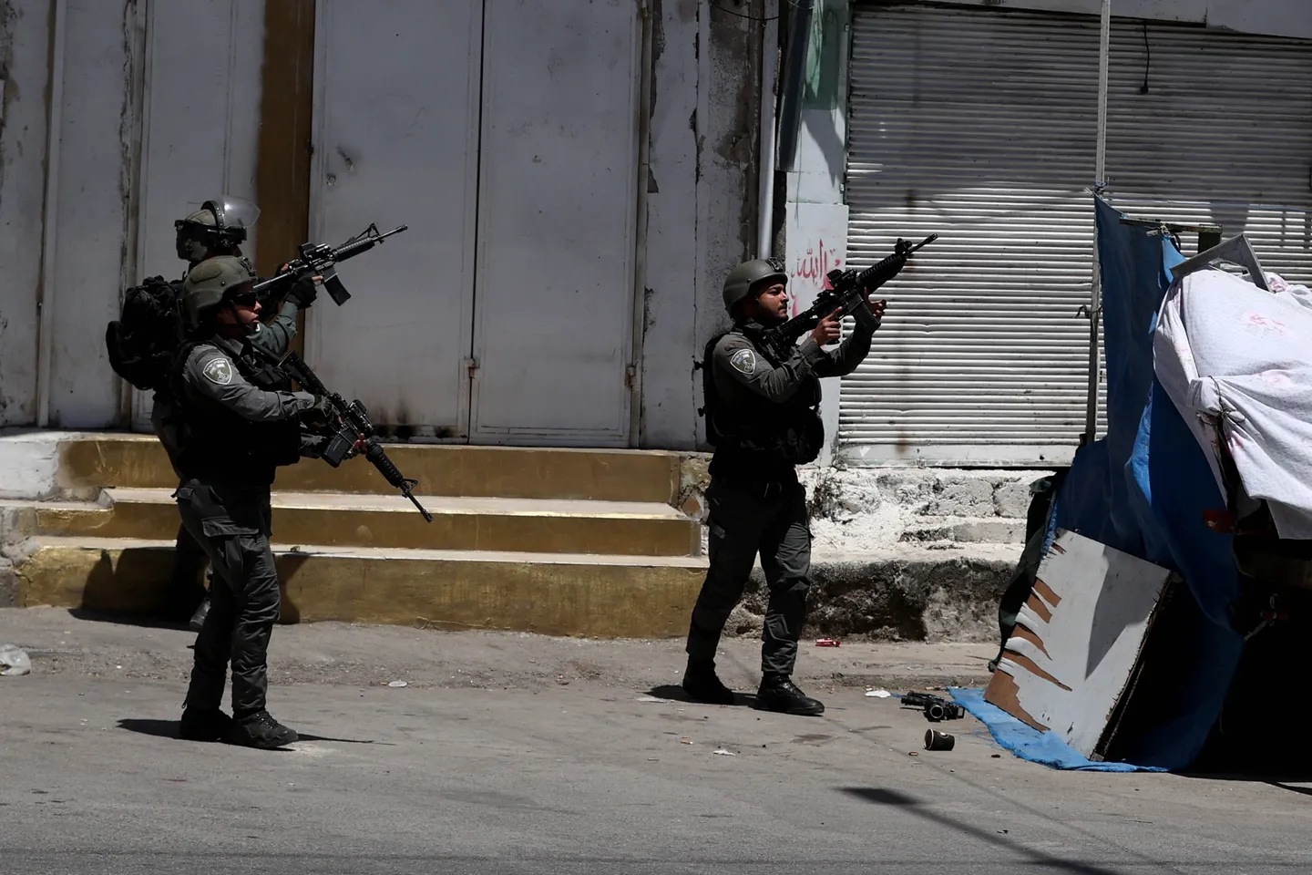 الضفة.. جيش الاحتلال يفجر منزلاً في قلقيلية ومستوطنون يحاولون حرق مسجد بنابلس