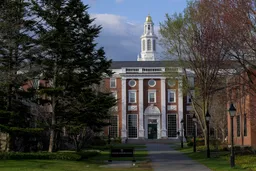 Trump lanza otro golpe a Harvard y le prohíbe admitir estudiantes internacionales