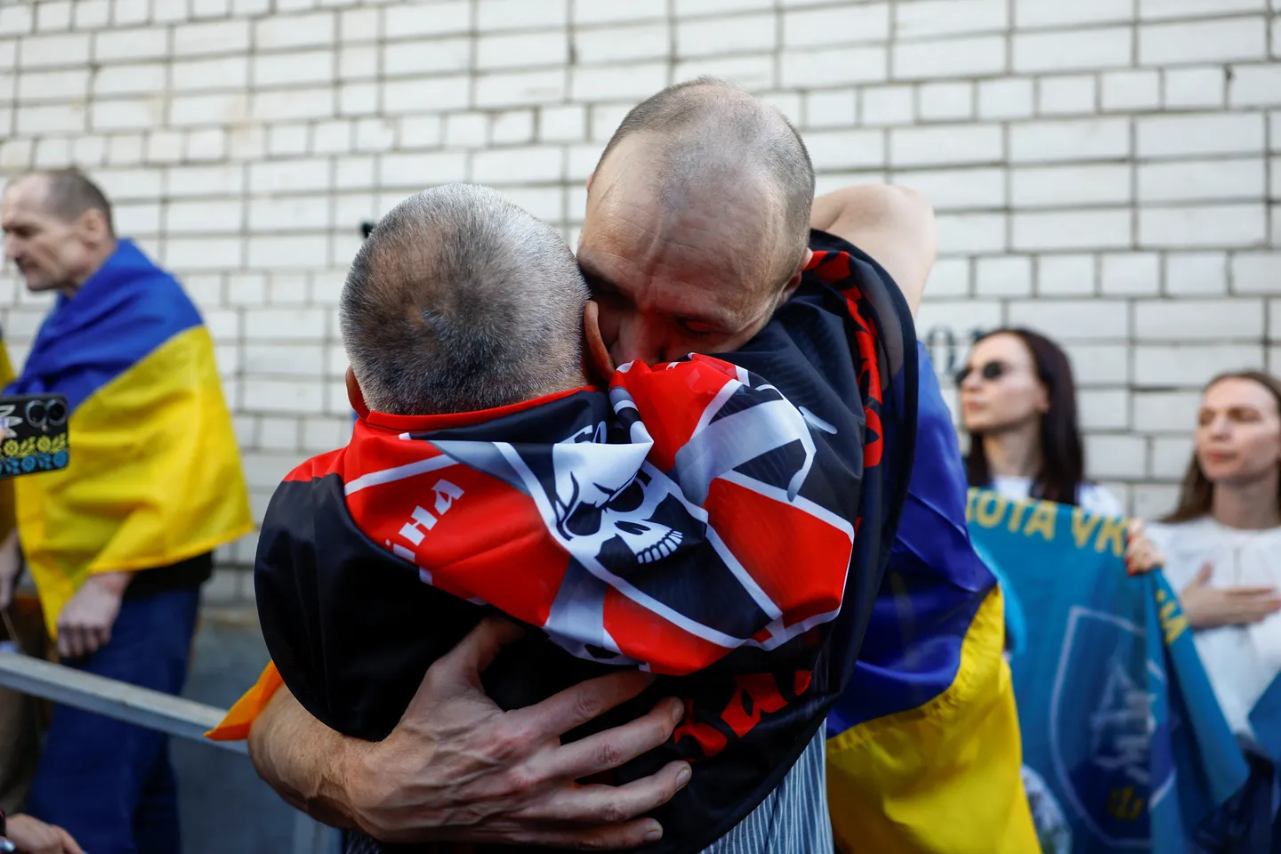 Russia and Ukraine exchange hundreds of prisoners in largest swap of war