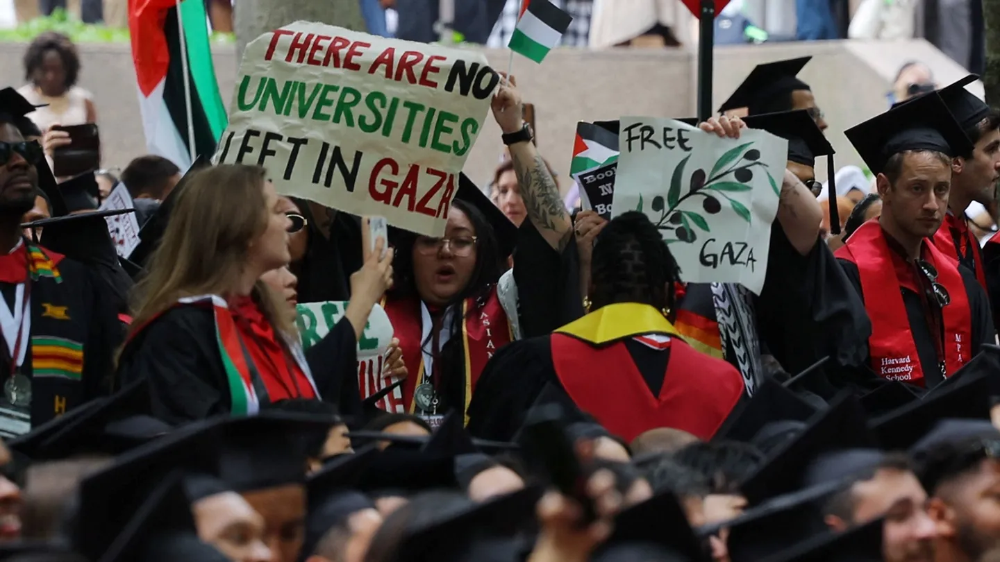 بعد شجب أعرق الجامعات.. قاضية أمريكية توقف قرار ترمب منع تسجيل الطلاب الأجانب في "هارفارد"