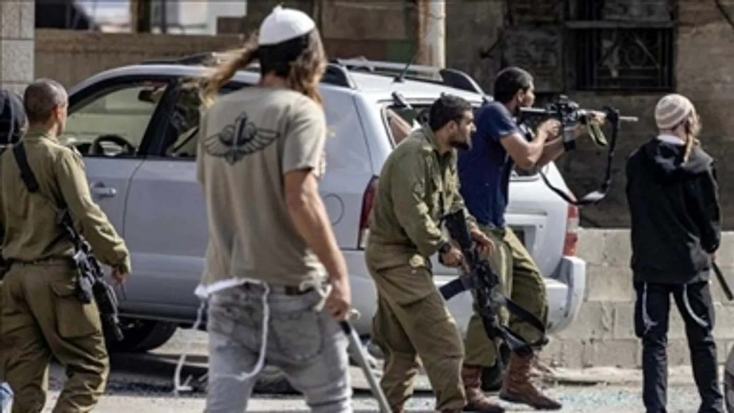 الضفة.. مستوطنون يصيبون 12 فلسطينياً ويحرقون حقول قمح ويرهبون طلاب مدرسة في أريحا