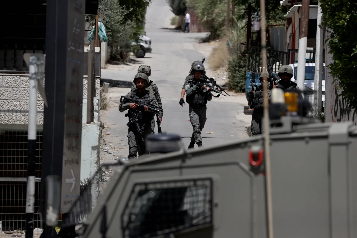 الضفة.. قوات الاحتلال تعتقل 4 فلسطينيين من نابلس وجنين.. ومستوطنون يعتدون على أراضٍ في الخليل
