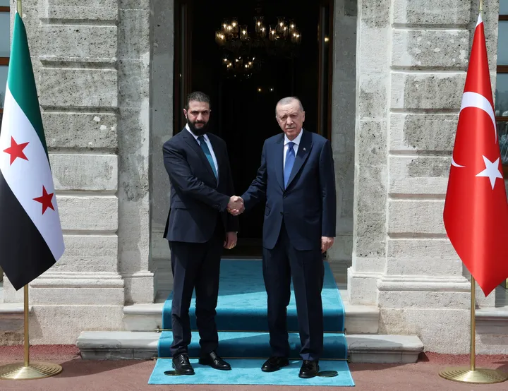 El presidente turco Erdogan recibió al líder sirio Al-Sharaa en Estambul