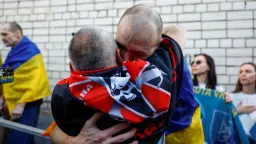 Rússia e Ucrânia trocam centenas de prisioneiros na maior troca de prisioneiros de guerra