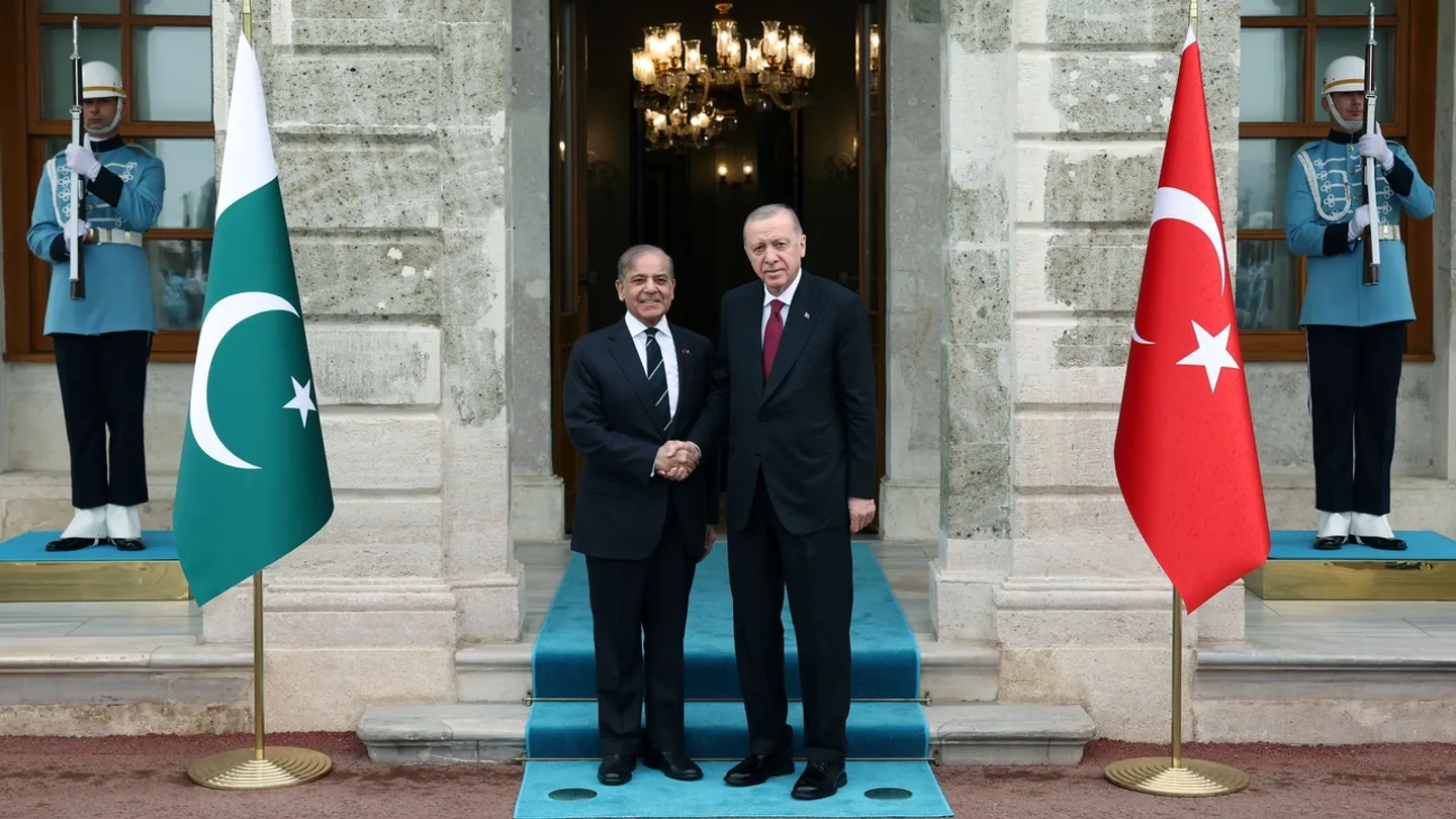 دیدار اردوغان و شهباز شریف در استانبول؛ تأکید بر تعمیق روابط دوجانبه و همکاری‌های منطقه‌ای
