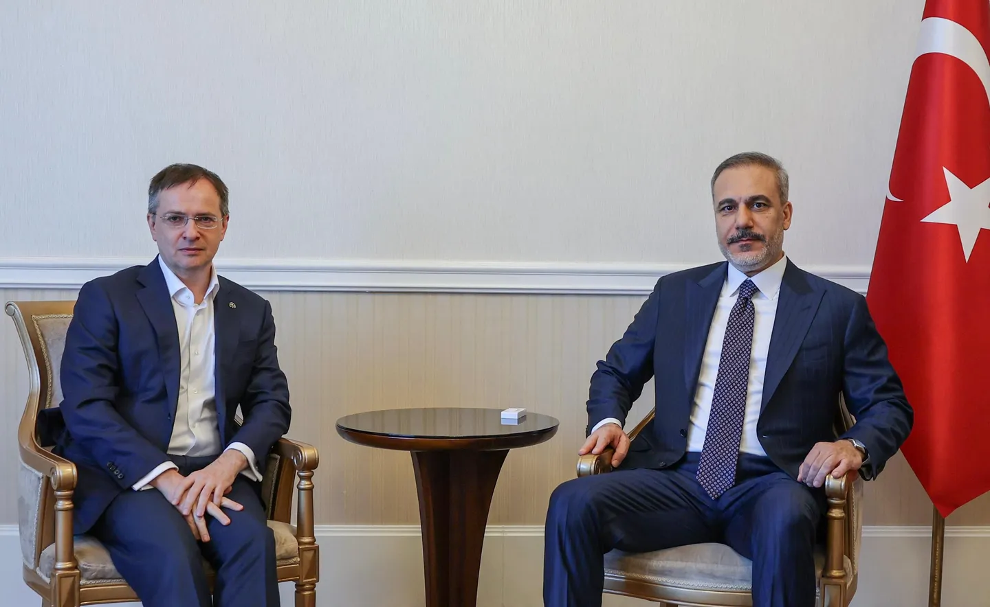 Kryediplomati turk takon në Moskë kreun e delegacionit rus për bisedimet e paqes Rusi-Ukrainë