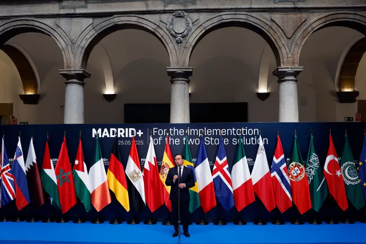 España reúne a países árabes y europeos para abordar catástrofe en Gaza y solución de dos Estados
