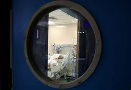 من المقدح إلى الخل.. أدوات الجراحة في غزة تتحدى الطب الحديث