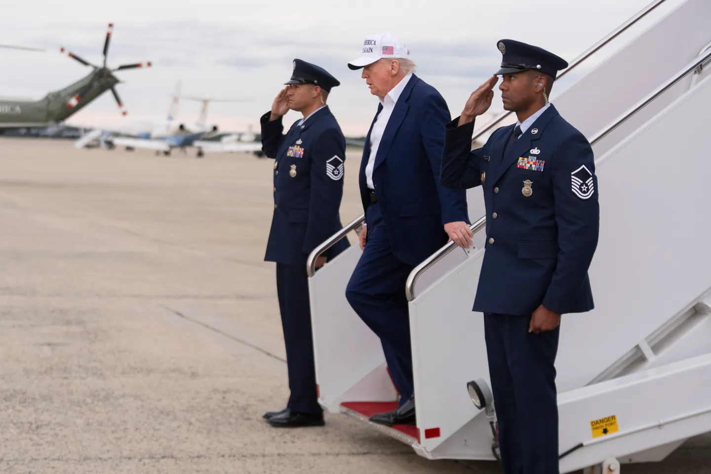 Tarifs douaniers: Trump donne un sursis à l’Union européenne