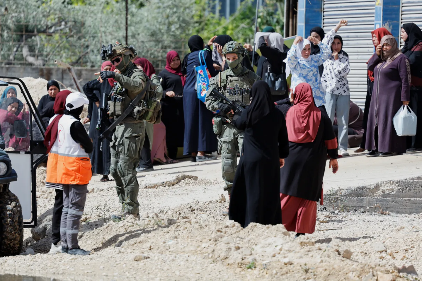 استشهاد فلسطيني في أريحا وتواصُل اقتحامات الاحتلال واعتداءات المستوطنين بالضفة