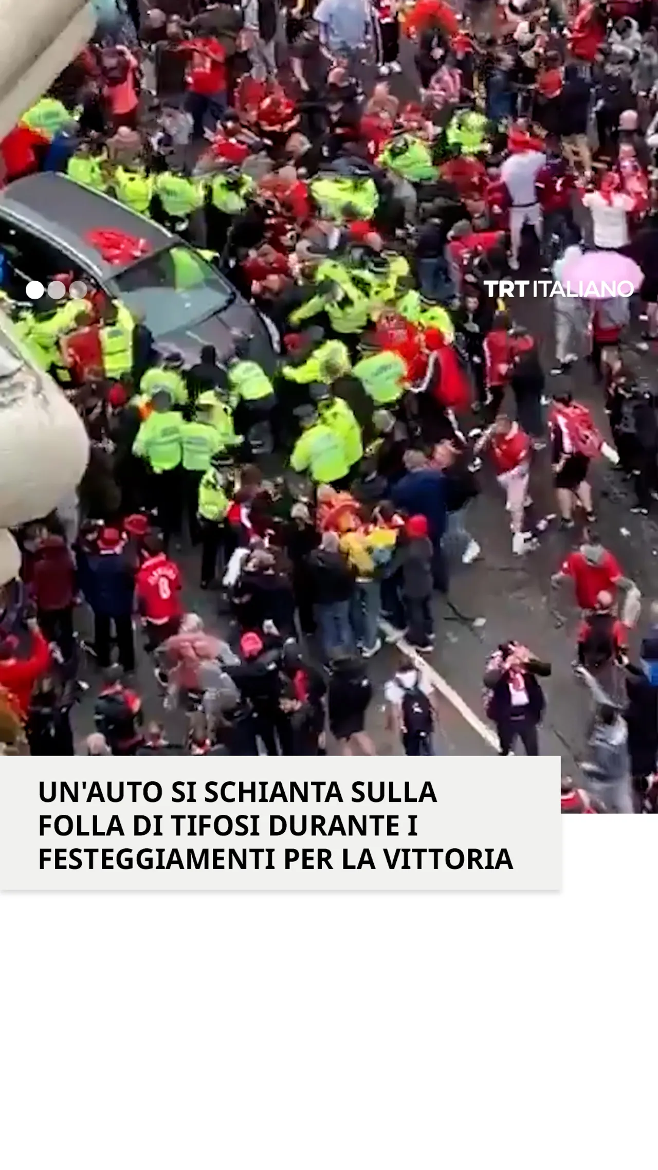 Un'auto piomba su una folla di tifosi in festa nel centro di Liverpool