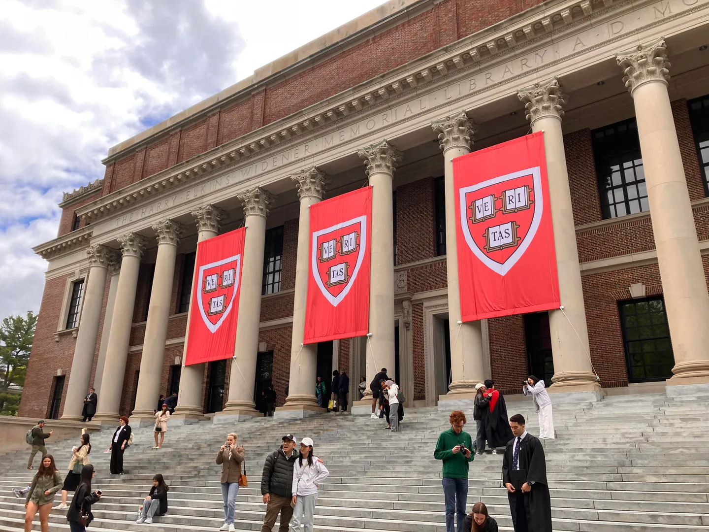 Trump exige a Harvard entregar una lista de todos su estudiantes internacionales: “Son demasiados”