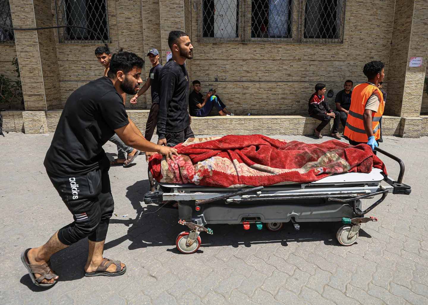 Ataque israelí convierte refugio en Gaza donde dormían niños en una “fosa común en llamas”