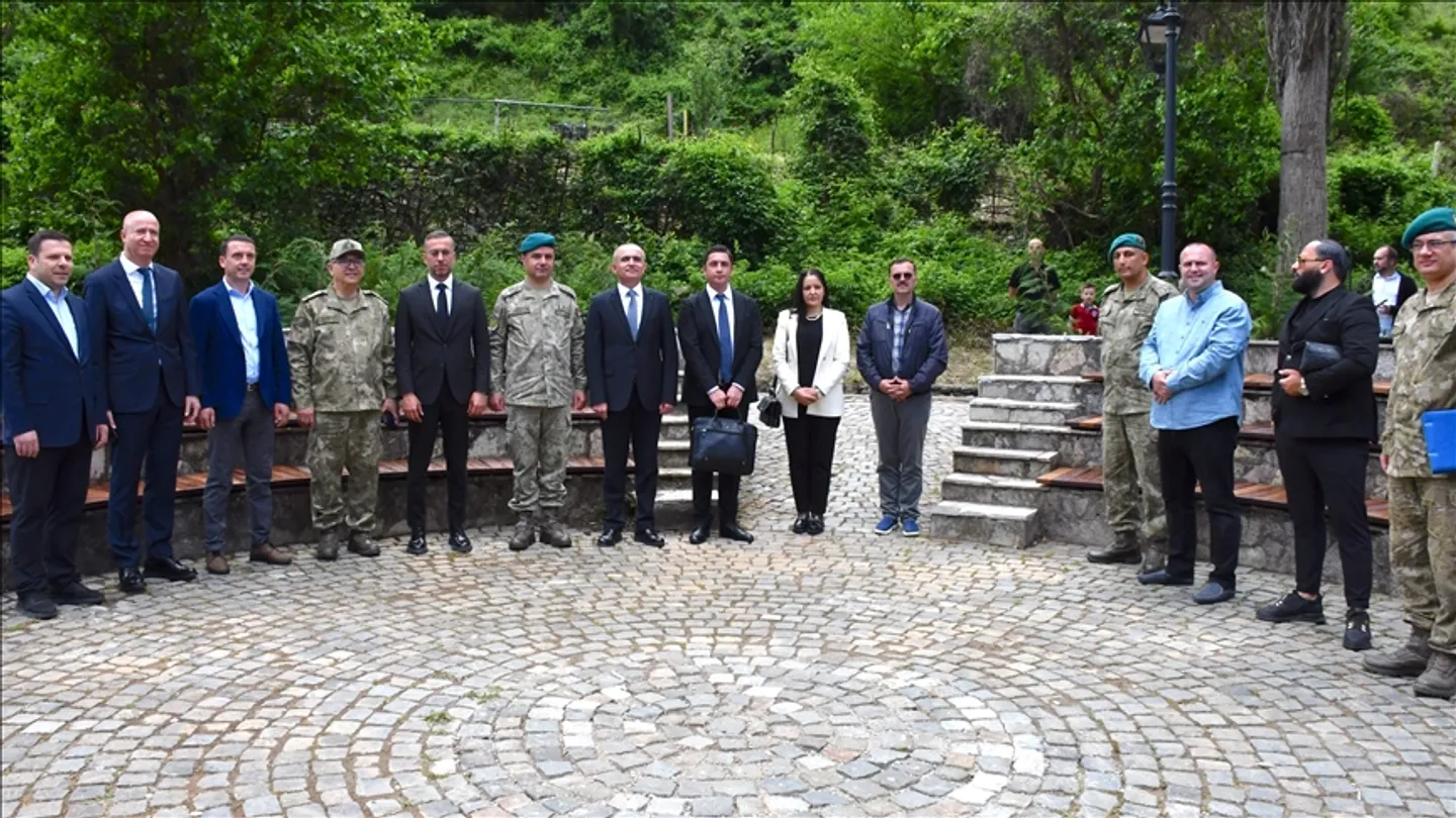 KFOR-i Turk rinovon një park në Prizren për 25-vjetorin e pranisë në Kosovë