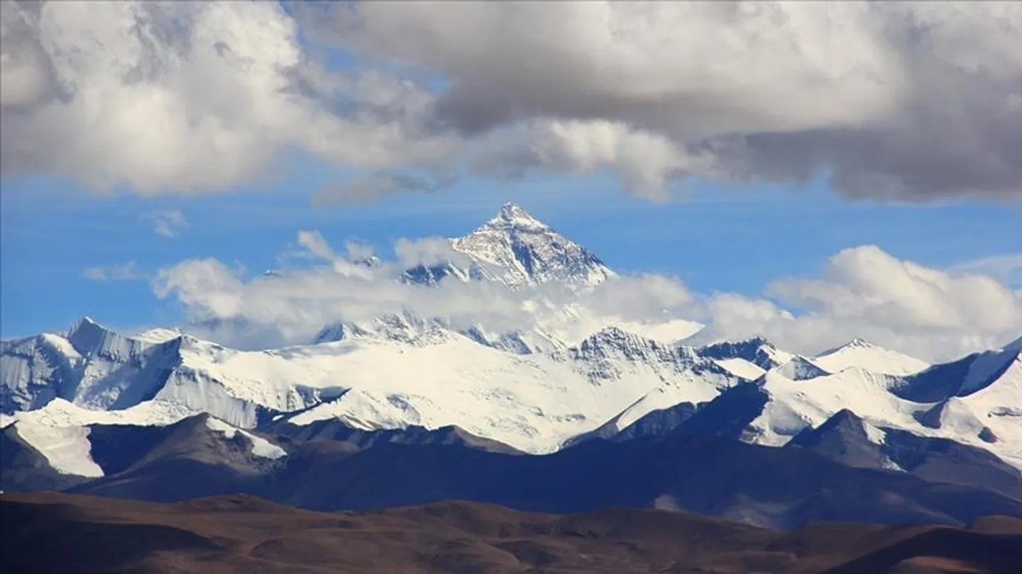 Alpinisti nepalez ngjitet për herë të 31-të në Everest, thyen sërish rekordin personal