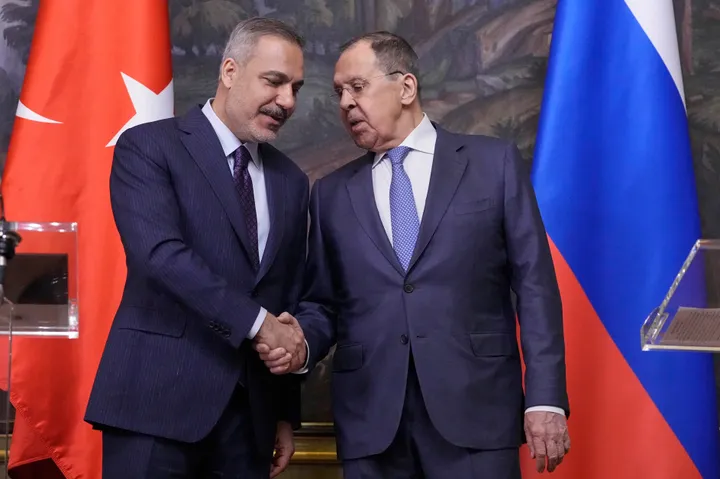 Türkiye y Rusia reiteran compromiso con la unidad de Siria y renuevan impulso al diálogo con Ucrania