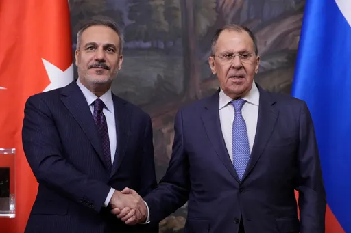 Hakan Fidan në Rusi: Jemi të kënaqur me shkëmbimin e të burgosurve pas bisedimeve në Istanbul