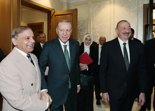 Azerbaijan marks Independence Day with Türkiye, Pakistan by its side