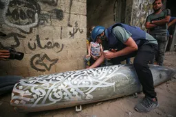 Belal Khaled y su “caligraffiti”: transformar misiles y escombros en obras de arte y resistencia