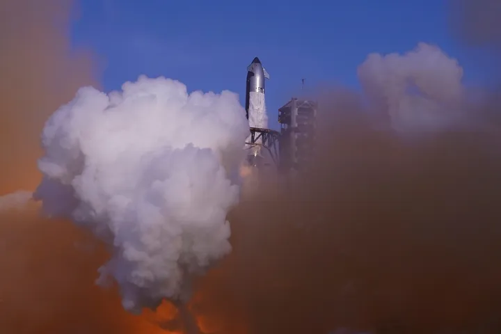 ''Starship'' raketi 9-cu sınaq uçuşu zamanı partladı