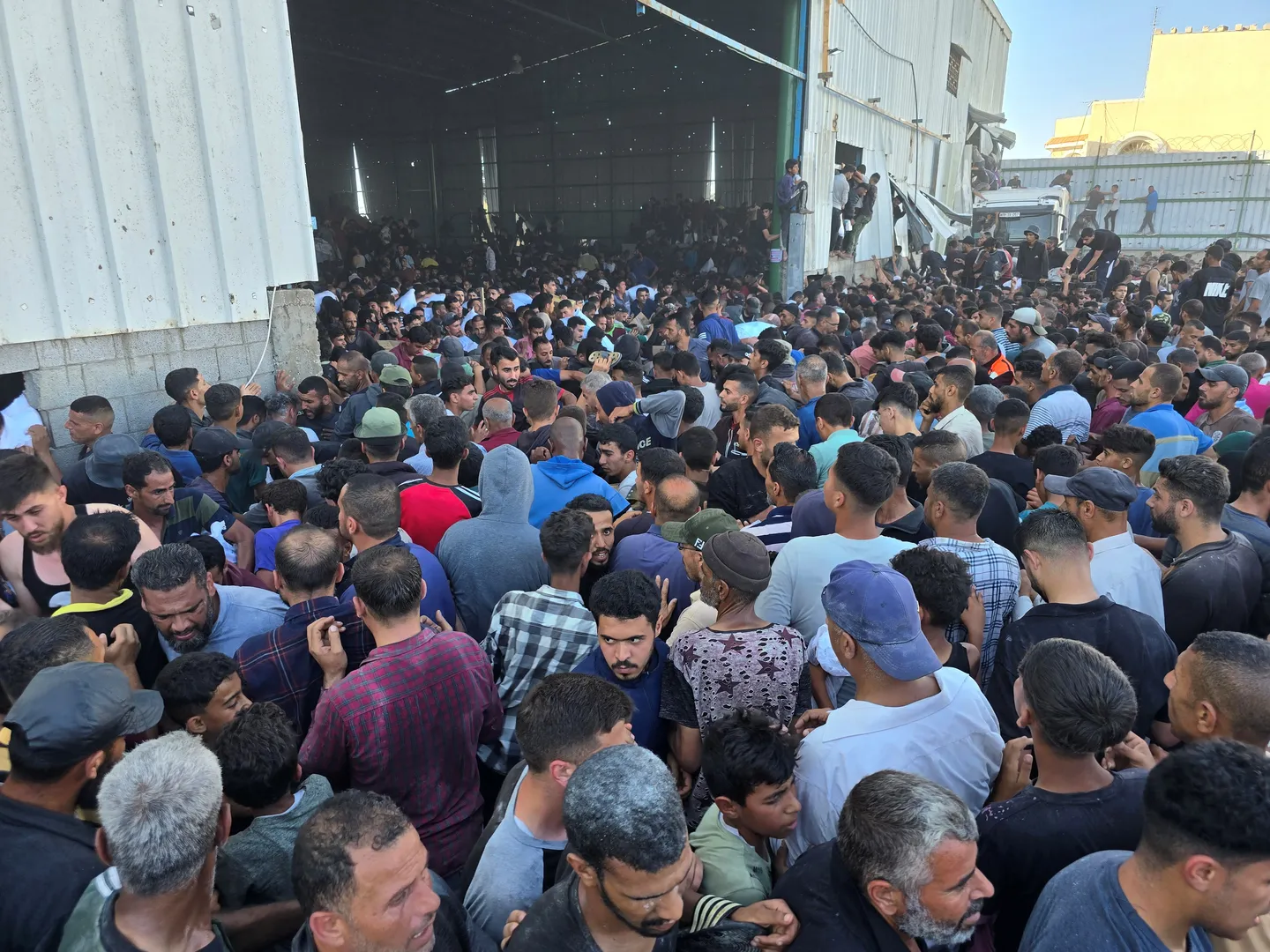 Hungerkrise: Tausende Palästinenser stürmen UN-Lagerhaus in Gaza