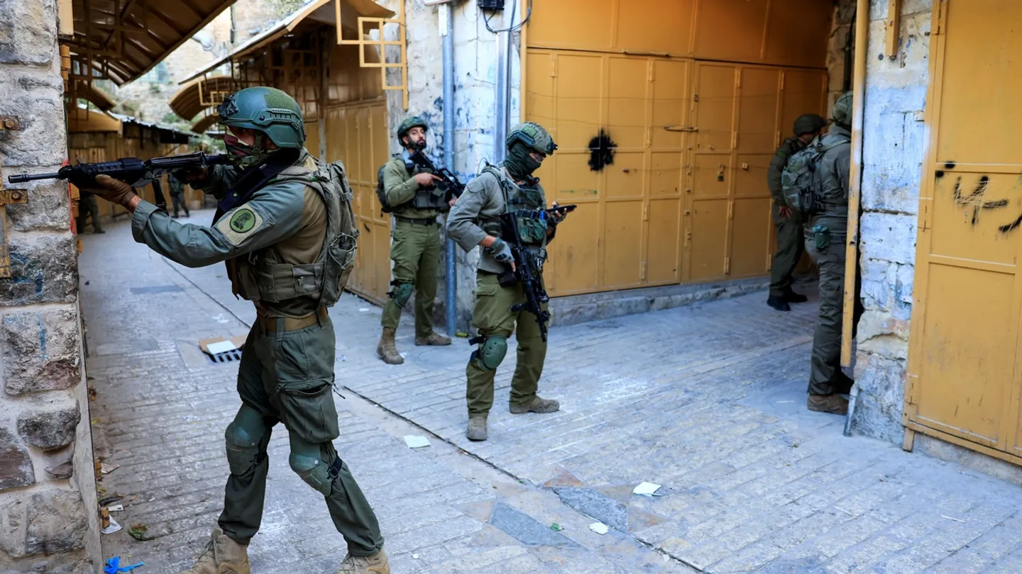 الاحتلال يعتقل فلسطينيين بالضفة.. ومستوطنون يقتحمون الأقصى ويهاجمون قرى فلسطينية